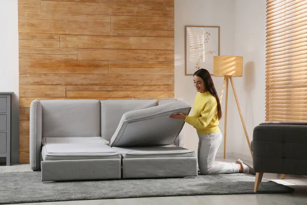 Junge Frau Faltet Sofa Einem Bett Zimmer Aus Moderner Innenraum — Stockfoto