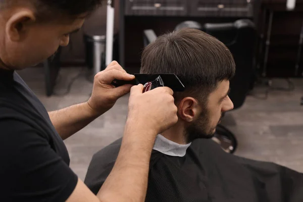 Cabeleireiro Profissional Fazendo Corte Cabelo Elegante Barbearia — Fotografia de Stock