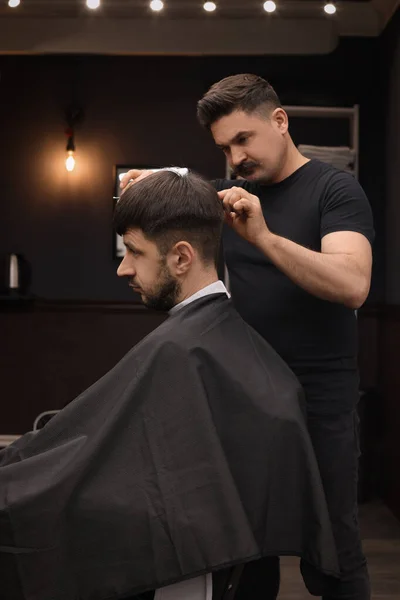 Cabeleireiro Profissional Fazendo Corte Cabelo Elegante Barbearia — Fotografia de Stock