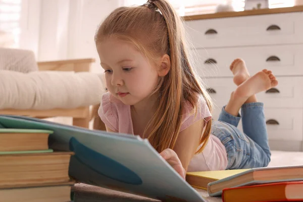 Söt Liten Flicka Läser Bok Golvet Hemma — Stockfoto