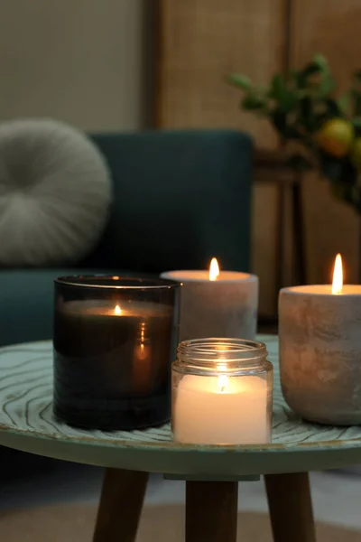 Encender Velas Mesa Sala Estar Espacio Para Texto — Foto de Stock