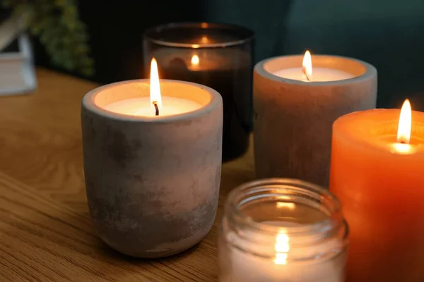 실내에 각각의 촛불을 놓는다 — 스톡 사진
