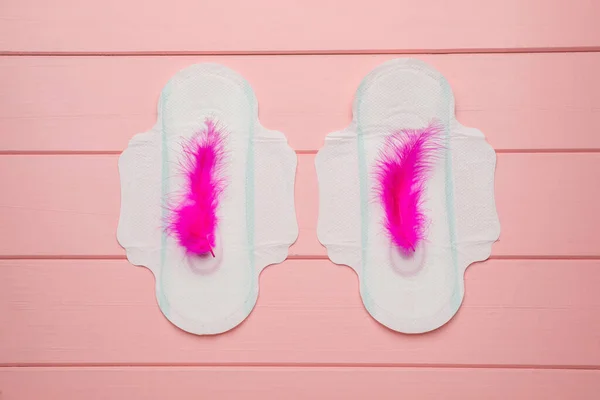 Almohadillas Menstruales Con Plumas Sobre Fondo Madera Rosa Planas —  Fotos de Stock