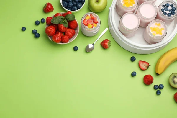 Joghurtmaschine Mit Gläsern Und Verschiedenen Früchten Auf Hellgrünem Hintergrund Flach — Stockfoto