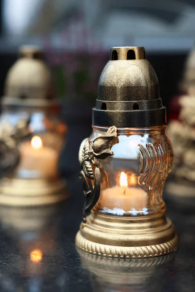 Φώτα Τάφων Επιφάνεια Γρανίτη Στο Νεκροταφείο Closeup — Φωτογραφία Αρχείου