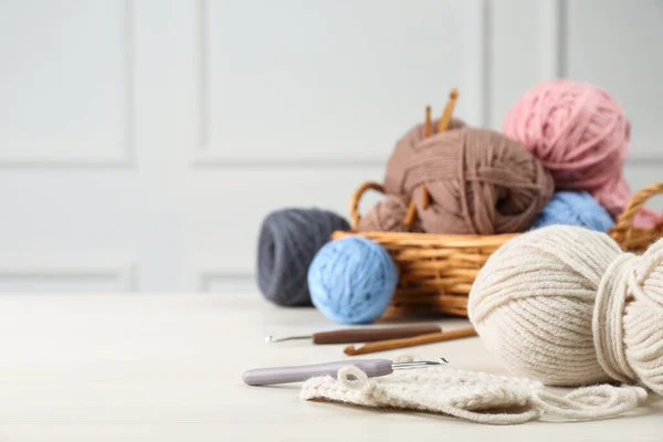Clews Fils Tricoter Colorés Crochets Sur Table Bois Blanc Espace — Photo
