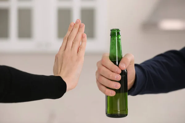 Mujer Negándose Beber Cerveza Cocina Primer Plano Tratamiento Adicción Alcohol —  Fotos de Stock