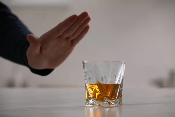 Mann Weigert Sich Whisky Geschlossenen Räumen Trinken Nahaufnahme Behandlung Von — Stockfoto