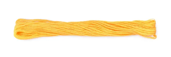 白い背景に明るい黄色の刺繍糸 — ストック写真