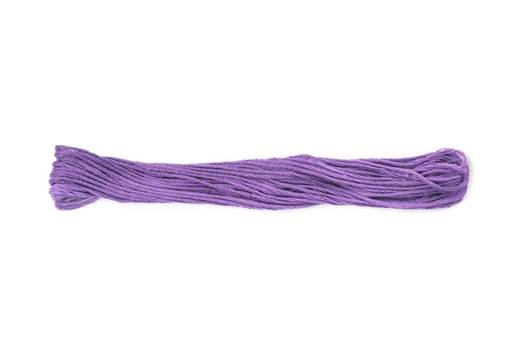 白い背景の明るい紫色の刺繍糸 トップビュー — ストック写真