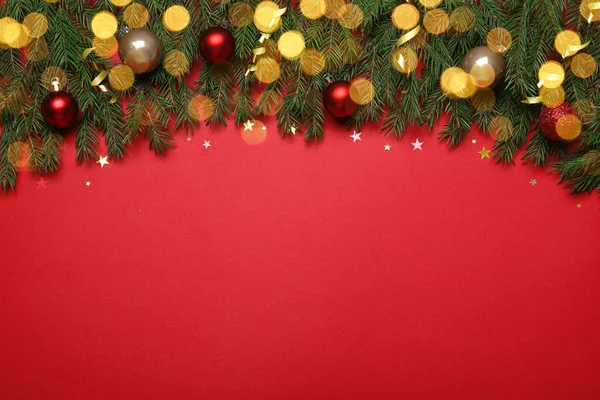 平面放置的作文与冷杉树枝和圣诞装饰的红色背景 文字的空间 Bokeh效应 — 图库照片
