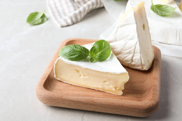 Delicioso Queijo Brie Com Manjericão Sobre Mesa Cinza Claro — Fotografia de Stock