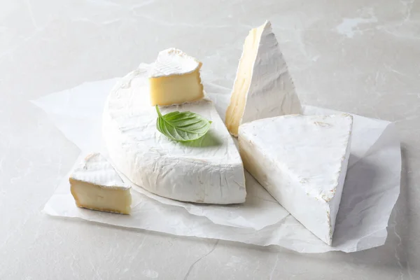 Delicioso Queijo Brie Com Manjericão Sobre Mesa Cinza Claro — Fotografia de Stock