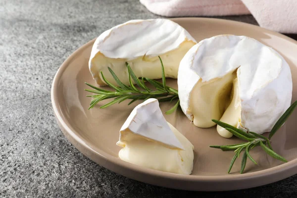 Délicieux Fromage Brie Romarin Sur Table Grise Gros Plan — Photo