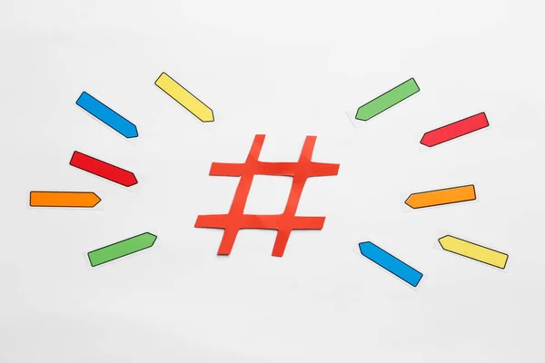 Composición Laica Plana Con Símbolo Hashtag Sobre Fondo Blanco — Foto de Stock