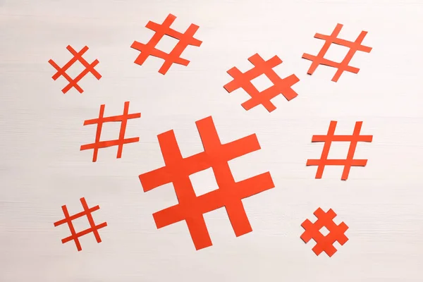 Símbolos Recorte Papel Rojo Hashtag Sobre Fondo Blanco Madera Plano — Foto de Stock