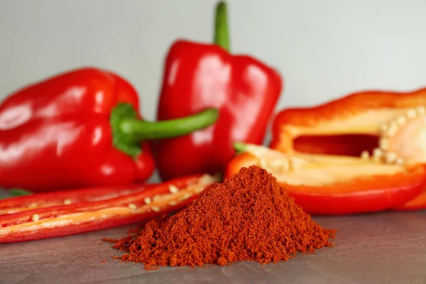 Verse Chili Paprika Met Paprikapoeder Grijze Tafel Close — Stockfoto