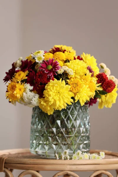 Ramo Hermosas Flores Crisantemo Mesa Mimbre Interior —  Fotos de Stock