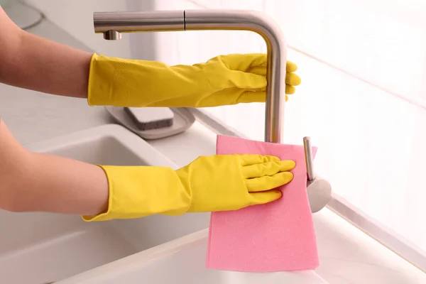 Mujer Guantes Grifo Limpieza Fregadero Cocina Con Trapo Primer Plano — Foto de Stock