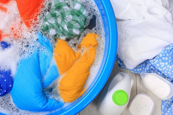 Basen Kolorowymi Ubraniami Pobliżu Butelki Detergentu Proszku Podłodze Płaski Leżak — Zdjęcie stockowe