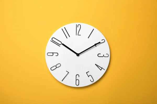 Reloj Moderno Sobre Fondo Amarillo Vista Superior —  Fotos de Stock