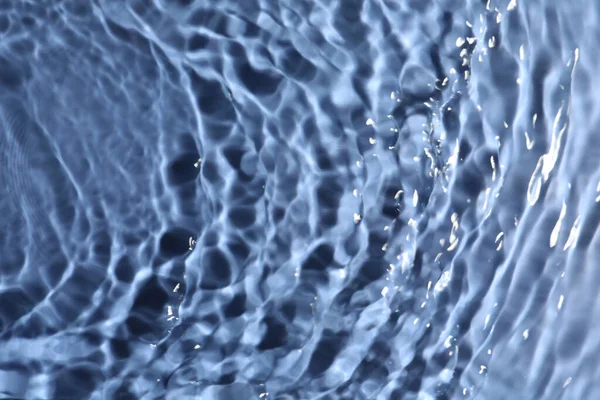 Vista Perto Água Com Superfície Ondulada Fundo Azul — Fotografia de Stock