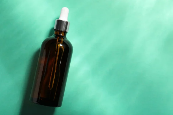 Botol Minyak Hidrofilik Pada Latar Belakang Pirus Pandangan Atas Ruang — Stok Foto