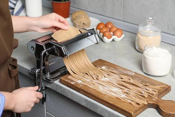 Mutfaktaki Masada Makarna Makinesiyle Soba Yapan Kadın Yakın Plan — Stok fotoğraf
