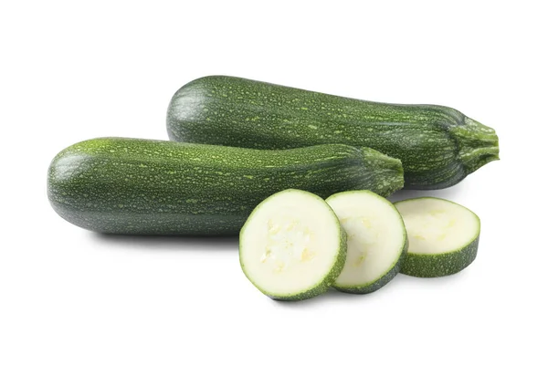 Ganze Und Geschnittene Grüne Reife Zucchinis Isoliert Auf Weiß — Stockfoto