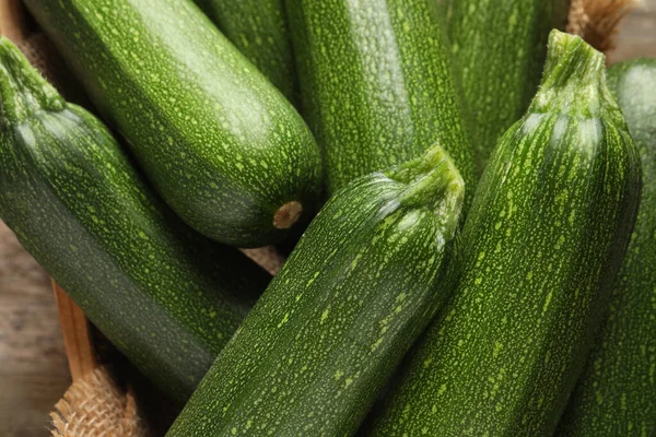 Rohe Reife Zucchinis Holzkiste Nahaufnahme — Stockfoto