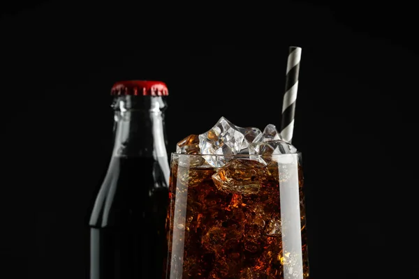 Пляшка Склянка Освіжаючої Содової Води Чорному Тлі Крупним Планом — стокове фото