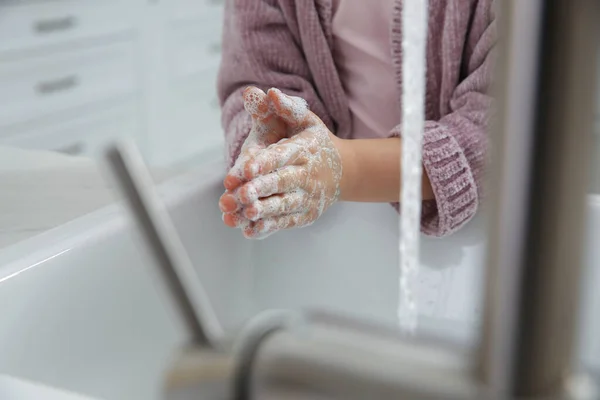 Evde Ellerini Sıvı Sabunla Yıkayan Küçük Bir Kız — Stok fotoğraf