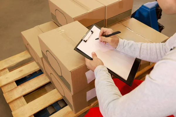 Trabajador Sujetando Portapapeles Cerca Paleta Con Cajas Primer Plano — Foto de Stock