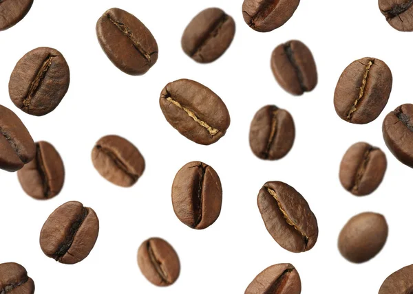Många Rostade Kaffebönor Flyger Vit Bakgrund — Stockfoto