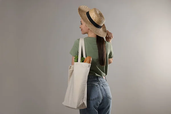 Γυναίκα Οικολογική Τσάντα Γεμάτη Προϊόντα Στο Φως Φόντο — Φωτογραφία Αρχείου