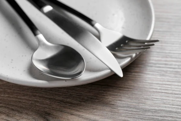 Πιάτο Γυαλιστερά Ασημένια Μαχαιροπίρουνα Ξύλινο Τραπέζι Closeup — Φωτογραφία Αρχείου