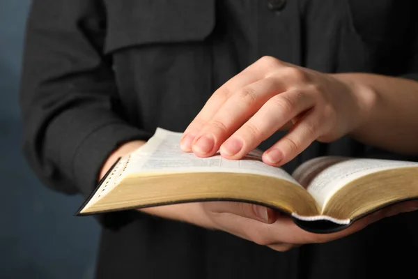 Donna Umile Che Legge Bibbia Primo Piano Letteratura Religiosa — Foto Stock