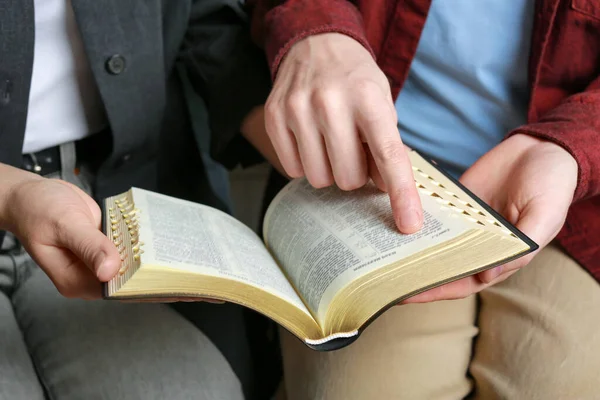 Una Coppia Umile Che Legge Bibbia Insieme Primo Piano Letteratura — Foto Stock