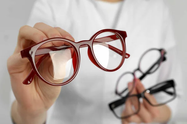 Mujer Con Gafas Diferentes Sobre Fondo Claro Primer Plano — Foto de Stock