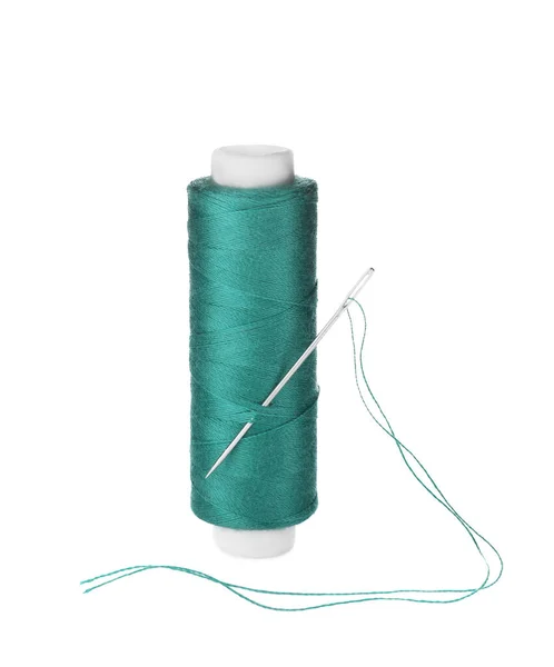 白に隔離された針で明るい縫製糸 — ストック写真