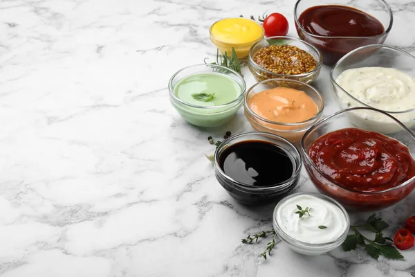 Nombreuses Sauces Herbes Différentes Sur Une Table Marbre Blanc Espace — Photo