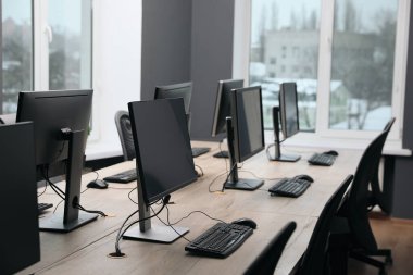 Açık uzay ofisindeki birçok modern bilgisayar