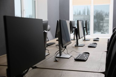 Açık uzay ofisindeki birçok modern bilgisayar