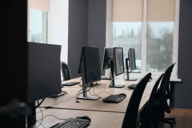Açık uzay ofisindeki birçok modern bilgisayar