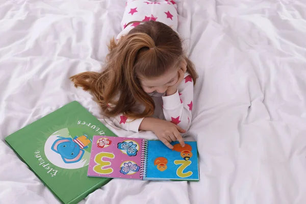 Nettes Kleines Mädchen Liest Buch Auf Dem Bett Hause Über — Stockfoto