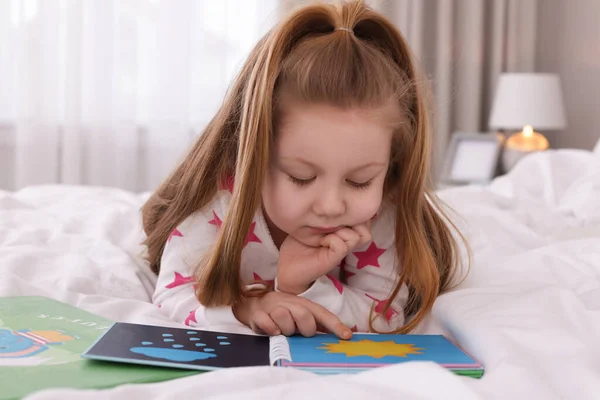 Διαβάζοντας Βιβλίο Στο Κρεβάτι Στο Σπίτι Χαριτωμένο Μικρό Κορίτσι — Φωτογραφία Αρχείου