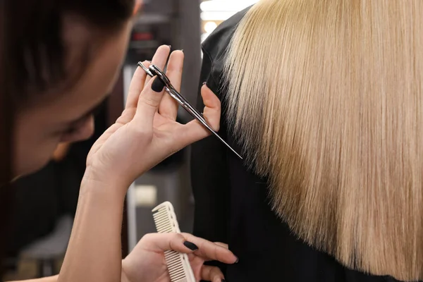 专业美发师在沙龙剪头发 特写镜头 — 图库照片
