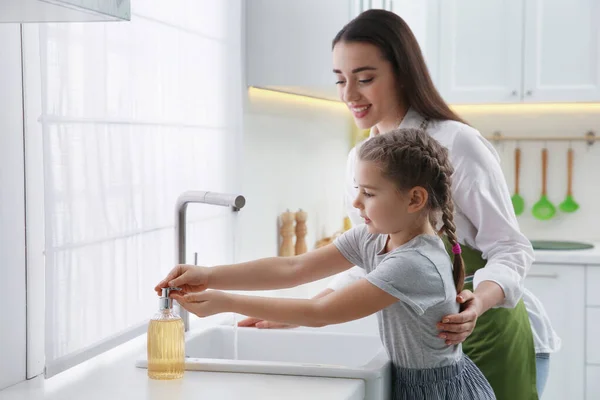 Μητέρα Και Κόρη Πλένουν Χέρια Υγρό Σαπούνι Στην Κουζίνα — Φωτογραφία Αρχείου
