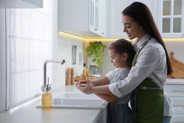 Mor Och Dotter Tvättar Händerna Med Flytande Tvål Tillsammans Köket — Stockfoto