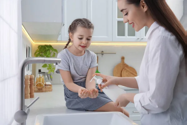Matka Córka Myją Ręce Mydłem Płynie Razem Kuchni — Zdjęcie stockowe